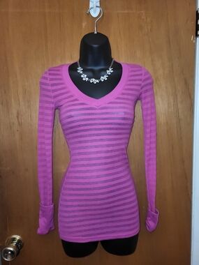 Miley Cyrus Y2k fusha Pink striped long sleeve top with a V-neckline